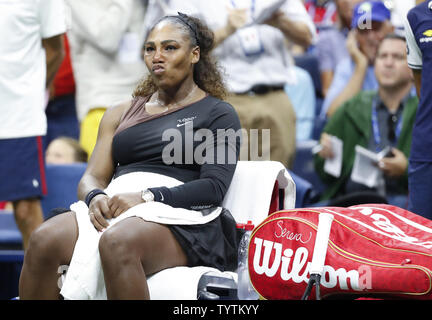 Serena Williams reagiert während eines Änderungen über, nachdem Sie ein Spiel Elfmeter von Stuhl-schiedsrichter Carlos Ramos in der zweiten ihr gerade Sätze Niederlage zu Naomi Osaka in Japan im Finale der US Open Frauen in Arthur Ashe Stadium um die 2018 US Open Tennis Championships am USTA Billie Jean King National Tennis Center in New York City am 8. September 2018 festgelegt. Naomi Osaka wird der erste japanische Spieler einen Grand Slam zu gewinnen, nachdem Sie besiegte Serena Williams 6-2, 6-4 im Finale der US Open 2018 aber das Match wird für den emotionalen Austausch zwischen Williams und Schiedsrichter Carlos Ramos erinnert werden Stockfoto