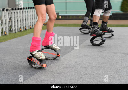 In der Nähe der Beine von Menschen in kangoo springen Schuhe. Ausbildung im Außen. Stockfoto