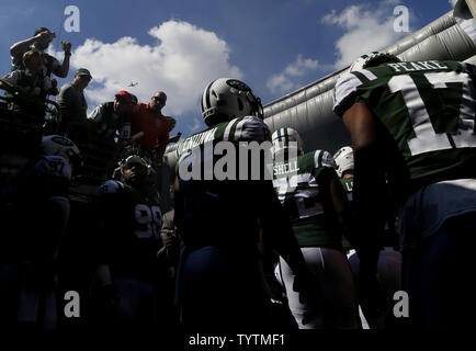 Fans watch New York Jets Spieler das Feld vor dem Spiel gegen die Miami Dolphins in Woche 2 der NFL Saison an MetLife Stadium in East Rutherford, New Jersey am 16. September 2018. Foto von John angelillo/UPI Stockfoto