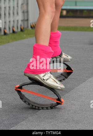 Mädchen tragen im Kangoo springen Schuhe. Ausbildung im Außen. Stockfoto