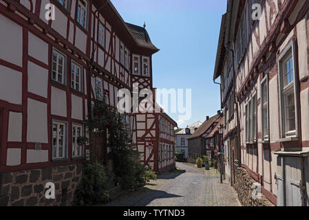 Kleine Straße mit Fachwerkhäusern in lich Hessen Deutschland Stockfoto