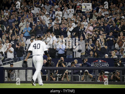 Fans applaudieren für die New York Yankees Krug Luis Severino, die aus dem Spiel im fünften Inning gegen die Oakland Athletics in der MLB American League wild card Spiel im Yankee Stadium in New York City kommt am 3. Oktober 2018. Foto von John angelillo/UPI Stockfoto