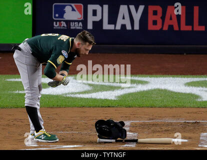 Korrektur für NYP 20181003502. Oakland Athletics Teig Jed Lowrie reagiert, nachdem schlagen gegen die New York Yankees Krug Luis Severino im ersten Inning ihrer MLB American League wild card Spiel im Yankee Stadium in New York City am 3. Oktober 2018. Foto von Ray Stubblebine/UPI Stockfoto