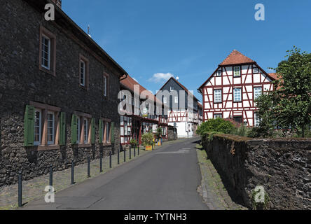 Kleine Straße mit Fachwerkhäusern in lich Hessen Deutschland Stockfoto