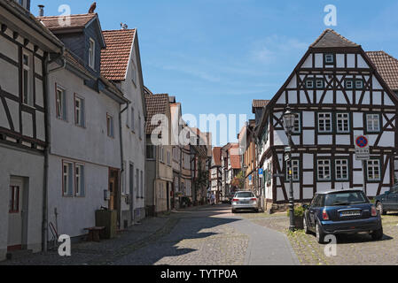 Kleine Straße mit Fachwerkhäusern in lich Hessen Deutschland Stockfoto