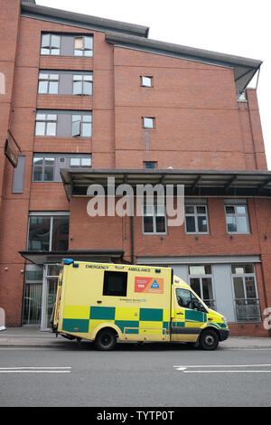 Juni 2019 - helle gelbe Britischen Rettungswagen außerhalb eines Wohnhauses von Wohnungen oder Wohnungen Stockfoto