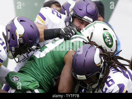 New York Jets Chris Herndon wird von Minnesota Vikings Verteidiger in der ersten Hälfte an MetLife Stadium in East Rutherford, New Jersey Angriff am 21. Oktober 2018. Foto von John angelillo/UPI Stockfoto