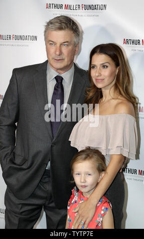 Schauspieler Alec Baldwin (L), Frau Hilaria Baldwin (R) und Tochter Carmen Gabriela Baldwin ankommen auf dem roten Teppich an der Arthur Miller Stiftung würdigt im City Winery in New York City am 22. Oktober 2018. Die Arthur Millers Stiftung Eröffnungs Arthur Miller Stiftung würdigt feiert die Macht der öffentlichen Schule Kunst Bildung wurde von Alec Baldwin. Foto von Jason Szenes/UPI Stockfoto