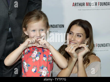 Hilaria Baldwin (R) Ehefrau von Schauspieler Alec Baldwin, und ihre Tochter Carmen Gabriela Baldwin spielerisch posieren für die Fotografen, nachdem sie auf dem roten Teppich an der Arthur Miller Stiftung würdigt im City Winery in New York City am 22. Oktober 2018 kommen. Die Arthur Millers Stiftung Eröffnungs Arthur Miller Stiftung würdigt feiert die Macht der öffentlichen Schule Kunst Bildung wurde von Alec Baldwin. Foto von Jason Szenes/UPI Stockfoto