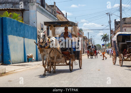 Cardenas, Kuba - 11. Mai 2018: Kutschenfahrt reiten in den Straßen von einem alten kubanischen Stadt in der Nähe von Varadero an einem sonnigen Tag. Stockfoto