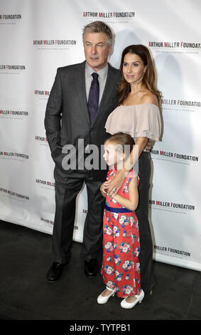 Schauspieler Alec Baldwin (L), Frau Hilaria Baldwin (R) und Tochter Carmen Gabriela Baldwin ankommen auf dem roten Teppich an der Arthur Miller Stiftung würdigt im City Winery in New York City am 22. Oktober 2018. Die Arthur Millers Stiftung Eröffnungs Arthur Miller Stiftung würdigt feiert die Macht der öffentlichen Schule Kunst Bildung wurde von Alec Baldwin. Foto von Jason Szenes/UPI Stockfoto