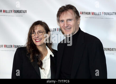 Rebecca Miller, Vorsitzender der Arthur Miller Foundation (L) und Schauspieler Liam Neeson kommt auf dem roten Teppich an der Arthur Miller Stiftung würdigt im City Winery in New York City am 22. Oktober 2018. Die Arthur Millers Stiftung Eröffnungs Arthur Miller Stiftung würdigt feiert die Macht der öffentlichen Schule Kunst Bildung wurde von Alec Baldwin. Foto von Jason Szenes/UPI Stockfoto