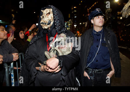 Teilnehmer März bis Sixth Avenue in Tracht auf der 45. jährlichen Halloween Parade am Oktober 31, 2018 in New York City. Tausende beteiligen sich an der Parade mit traditionellen und nicht-traditionellen Kostüme, Tänzer, riesige Marionetten und Musik. Foto von Monika Graff/UPI Stockfoto