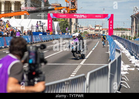 Minsk, Weißrussland - 23. Juni 2019. Das Radfahren Wettbewerbe der 2019 2. Europäische Spiele in Minsk, Herren Straßenrennen. Radfahrer am Ziel Stockfoto