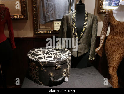 Eine Jacke getragen von Madonna und Rosanna Arquette für den Film Susan verzweifelt auf der Suche nach auf dem Display im Hard Rock Cafe am Times Square in New York City am 5. November 2018 ist. Symbole und Idole 2014: Rock n' Roll Auktion von Julien's Auctions erfolgt 9. November live im Hard Rock Cafe in New York. Foto von John angelillo/UPI Stockfoto