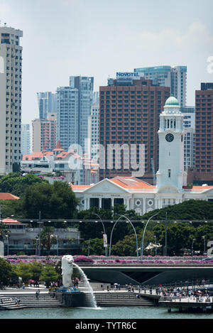 Oktober 02, 2018: Merlion, das nationale Symbol von Singapur (halb Löwe, halb Fisch Statue & Brunnen) und die Skyline von Singapur. Singapur Stockfoto