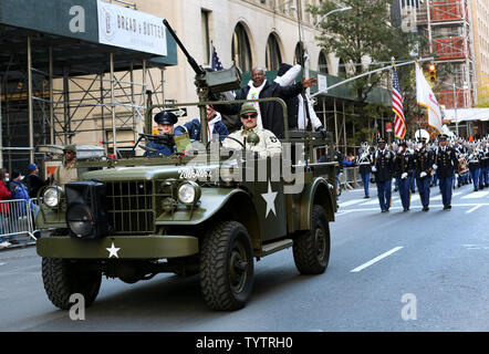 Veteranen Fahrt im Zweiten Weltkrieg Jeep, wie sie in der Veterans Day Parade auf der 5th Avenue am 11. November 2018 in New York City teilnehmen. Die Parade, die Ehrungen der Dienst der Veteranen und aktive militärische Personal, feiert den hundertsten Jahrestag der Armistice Day. Foto von Monika Graff/UPI Stockfoto