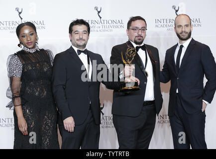 Chliean Direktor Hernan Caffiero (L) und Chileian Executive Producer Antonio Ballestrazzi (R) halten Sie Ihre Auszeichnung für Short-Form-Serie "Necesaria Una Historia" (abgehängte Trauer) im Drucksaal bei den 46. Internationalen Emmy Awards in New York Hilton in New York City am 19. November 2018. Foto von John angelillo/UPI Stockfoto