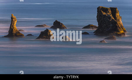 Sonnenuntergang am Bandon Strand. Bandon ist eine Stadt im Coos County, Kansas, United States, auf der Südseite der Mund der Coquille River. Stockfoto