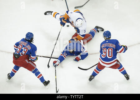 New York Islanders Adam Pelech landet auf der Rückseite des New York Rangers Fredrik Claesson in der ersten Periode im Madison Square Garden in New York City am 21. November 2018. Foto von John angelillo/UPI Stockfoto