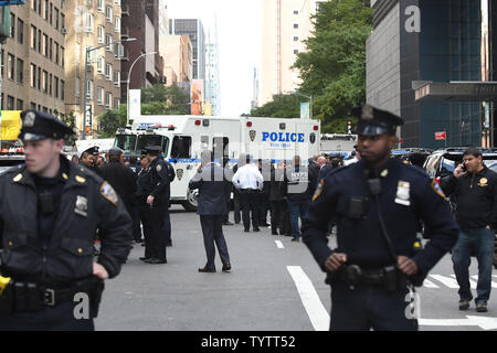 Die Polizei stand außerhalb des Time Warner Center nach ein verdächtiges Paket war innerhalb des CNN-Hauptquartier in New York City am 24. Oktober 2018 gefunden. Das Time Warner Center in New York und der Lage von CNN Büro war Mittwoch evakuiert, nachdem ein Paket angekommen, die verdächtige Pakete in der Nähe der New York Haus von Bill und Hillary Clinton und anderen ehemaligen Präsident Barack Obama in Washington, D.C. Foto von Louis Lanzano/UPI gefunden war ähnlich Stockfoto