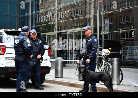 Die Polizei stand außerhalb des Time Warner Center nach ein verdächtiges Paket war innerhalb des CNN-Hauptquartier in New York City am 24. Oktober 2018 gefunden. Das Time Warner Center in New York und der Lage von CNN Büro war Mittwoch evakuiert, nachdem ein Paket angekommen, die verdächtige Pakete in der Nähe der New York Haus von Bill und Hillary Clinton und anderen ehemaligen Präsident Barack Obama in Washington, D.C. Foto von Louis Lanzano/UPI gefunden war ähnlich Stockfoto