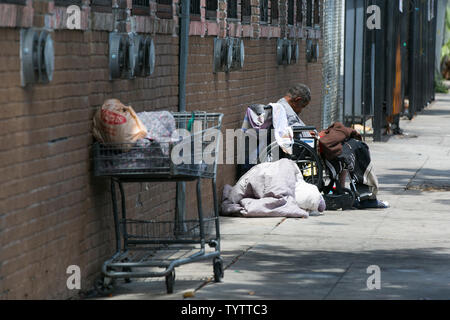 Los Angeles, Kalifornien, USA. 27. Juli 2017. Ein Obdachloser Mann sitzt in einem Rollstuhl auf einem Bürgersteig in der Skid Row-Gegend von Los Angeles. Bildnachweis: Jonathan Alcorn/ZUMA Draht/Alamy Live-Nachrichten Stockfoto