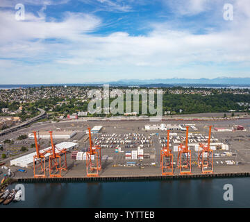 Luftaufnahme von Kränen und Behältnisse in das Industriegebiet West, Seattle, Washington, USA Stockfoto