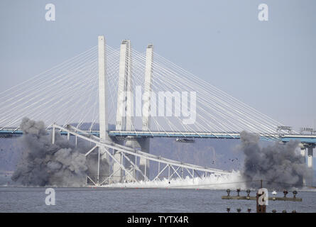 Das neue Mario M. Cuomo Brücke steht hinter einem Abschnitt der ersetzt Tappan Zee Bridge, wo eine kontrollierte Explosion die Spannweite in den Hudson River in Irvington, New York sendet am 15. Januar 2019. Einer der beiden verbleibenden Teile der alten Tappan Zee Bridge über den Hudson River war unten mit kontrollierter Explosionen getroffen Dienstag Morgen. Foto von John angelillo/UPI Stockfoto