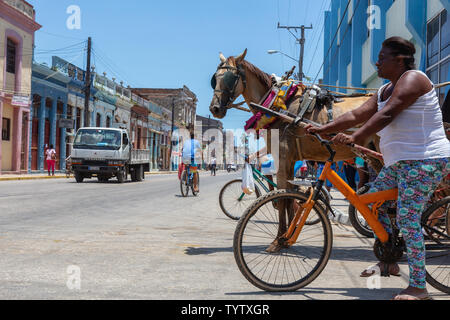 Cardenas, Kuba - 11. Mai 2018: Street View eines alten kubanischen Stadt in der Nähe von Varadero an einem sonnigen Tag. Stockfoto