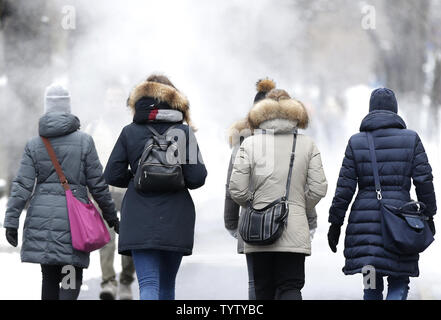 Fußgänger bei kaltem Wetter zu Fuß in der Nähe des Central Park in New York City gekleidet am 4. März 2019. New York konfrontiert seine größten Schneesturm des Winters am Montag, wie Schnee, die sich über dem Nordosten der Vereinigten Staaten. Foto von John angelillo/UPI Stockfoto