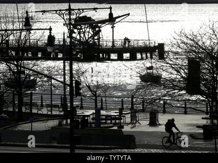 Ein Radtouren entlang der West Side Highway vor der Eröffnung von Hudson Yards in New York City am 14. März 2019. Eine sehr hohe Skulptur namens Behälter bis aus 2.500 Verdrehen der Öffentlichkeit kann klettern geplant ist Freitag als die visuelle Herzstück von Hudson, welche Werften ist ein $ 25 Mrd. städtischen Komplex auf der West Side von Manhattan, ist die Stadt der ehrgeizigsten Entwicklung seit dem Wiederaufbau des World Trade Center zu öffnen. Bei vollständig abgeschlossen, die 28 Hektar große 11-Hektar großen Gelände wird 16 Türme von Wohnungen und Büros gehören, ein Hotel, eine Schule, die höchste outdoor Observation Deck in der Westlichen Stockfoto