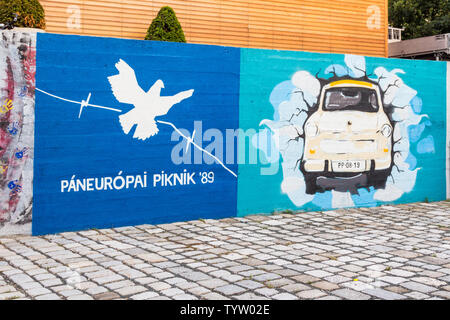 Straße Gemälde von Symbolen Trabi Trabant und Taube auf Betonwand in der Erinnerung von Paneuropäischen Picknick 1989, Sopron, Ungarn Stockfoto