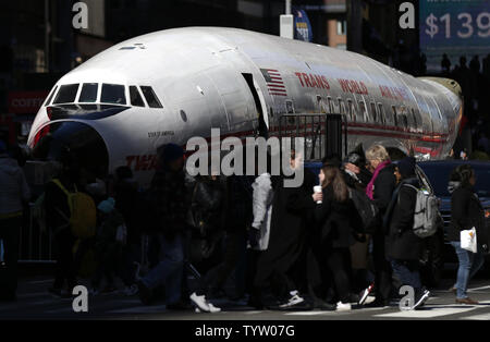 Der Rumpf eines klassischen TWA Flugzeug sitzt in Times Square am 23. März 2019 in New York City. Der Rumpf der Trans World Airlines 1958 'Connie'-Ebene aus der neuen TWA Hotel am Flughafen JFK, die seit der Annahme einer Buchung am Valentinstag und wird am 15. Mai öffnen kam. Die TWA Hotel am JFK International Airport die legendären Eero Saarinen terminal Bewahren, Wiederherstellen der Grenzstein zu seinem Jet alter Pracht für Generationen zu genießen. Entworfen, um die Sehenswürdigkeiten zu verschieben, das neue Hotel Strukturen werden von der Terminal eingestellt werden. Die komplette Instandsetzung des nationalen Lan Stockfoto