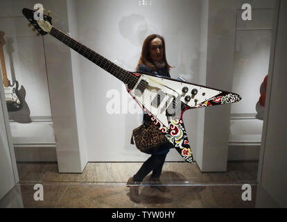 Jimi Hendrix's Flying-V-Gitarre ist auf Anzeige an einer Presse Vorschau für Play It Loud: Instrumente der Rock & Roll im Metropolitan Museum der Kunst am 1. April 2019 in New York City. Eine bahnbrechende Ausstellung präsentiert eine spektakuläre Array von ikonischen Instrumente von Rock und Roll ist auf Ansicht klicken Sie im Met am 8. April. Die Ausstellung umfasst Chuck Berry's E-Gitarre ES-350 T (1957), die verwendet wurde, um "Johnny B.Goode'; eine rekonstruierte Leistung rig von Eddie Van Halen, wie es auf der Bühne im Jahr 1978 erschien; Lady Gaga maßgeschneiderte Klavier; Stevie Ray Vaughan composite Stratocaster' Nummer Eins Stockfoto