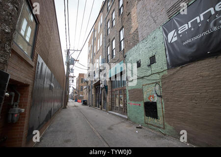 Schmale Gasse hinter Stores in der Wicker Park, Chicago, IL USA Stockfoto