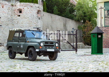 Straße Ausstellung mit UAZ -469 Geländewagen und Green Guard stand in Erinnerung an Paneuropäischen Picknick 1989, Sopron, Ungarn Stockfoto