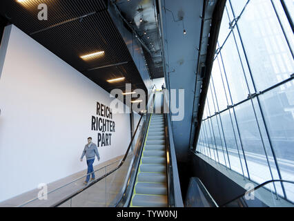 Die Ebene 2 Galerie bereitet sich für Reich Richter Teil Ausstellung bei einer Pressekonferenz in der Halle, neue Kunst Zentrum Manhattans in New York City am 3. April 2019. Der Schuppen Kommissionen, entwickelt und präsentiert originale Kunstwerke, über alle Disziplinen, für alle Zielgruppen. Der Schuppen Home, die Bloomberg Gebäude, ist eine bewegliche Struktur entworfen von Diller Scofidio + Renfro, Lead Architect, und Rockwell Gruppe, Zusammenarbeit Architekt. Die Förderung von künstlerischen Erfindung und kreative Erfahrungen zu einem möglichst breiten Publikum verpflichtet, der Schuppen, geführt vom künstlerischen Direktor und CEO Alex Poots, Stockfoto