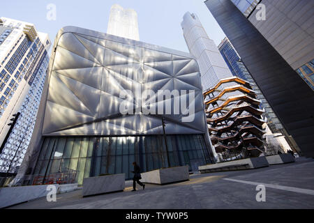 Die Halle und das Schiff sind nebeneinander am Hudson Yards bei einer Pressekonferenz in der Halle, neue Kunst Zentrum Manhattans in New York City am 3. April 2019. Der Schuppen Kommissionen, entwickelt und präsentiert originale Kunstwerke, über alle Disziplinen, für alle Zielgruppen. Der Schuppen Home, die Bloomberg Gebäude, ist eine bewegliche Struktur entworfen von Diller Scofidio + Renfro, Lead Architect, und Rockwell Gruppe, Zusammenarbeit Architekt. Die Förderung von künstlerischen Erfindung und kreative Erfahrungen zu einem möglichst breiten Publikum verpflichtet, der Schuppen, geführt vom künstlerischen Direktor und CEO Alex Poots, ist Stockfoto