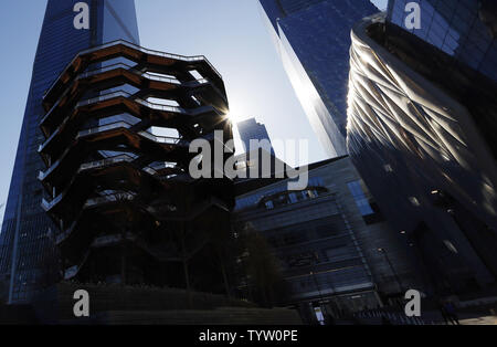 Die Halle und das Schiff sind nebeneinander am Hudson Yards bei einer Pressekonferenz in der Halle, neue Kunst Zentrum Manhattans in New York City am 3. April 2019. Der Schuppen Kommissionen, entwickelt und präsentiert originale Kunstwerke, über alle Disziplinen, für alle Zielgruppen. Der Schuppen Home, die Bloomberg Gebäude, ist eine bewegliche Struktur entworfen von Diller Scofidio + Renfro, Lead Architect, und Rockwell Gruppe, Zusammenarbeit Architekt. Die Förderung von künstlerischen Erfindung und kreative Erfahrungen zu einem möglichst breiten Publikum verpflichtet, der Schuppen, geführt vom künstlerischen Direktor und CEO Alex Poots, ist Stockfoto