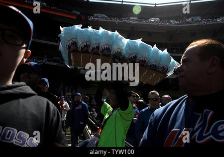 Ein Anbieter verkauft Zuckerwatte während des Spiels zwischen der Washington Nationals und die New York Mets am Eröffnungstag am Citi Feld am 4. April 2019 in New York City. Foto von Peter Foley/UPI Stockfoto