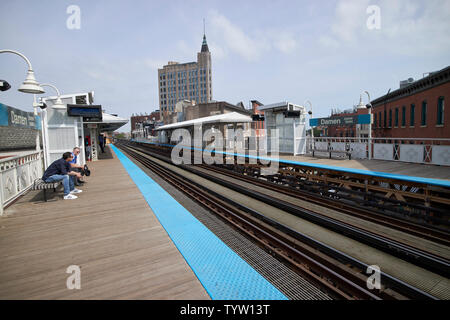 Blick auf die blaue Linie L Bahnhof Damen Chicago IL USA Stockfoto