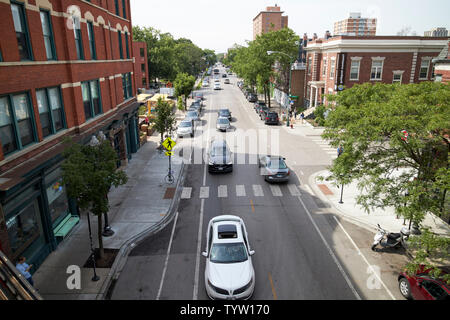 Blick auf die Straße unten nach unten von der blauen Linie L Bahnhof Damen Chicago IL USA suchen Stockfoto