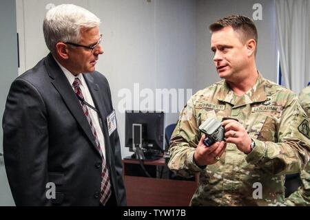 Oberst Christopher D. Schneider, Projektleiter Soldat Sensoren und Laser, erklärt Familie der Waffe Sehenswürdigkeiten - Individuelle Christopher J. Lowman, Principal Deputy Assistant Secretary für die der Armee (Beschaffung, Logistik und Technologie), Nov. 29, 2016 in Fort Belvoir, Virginia. Stockfoto