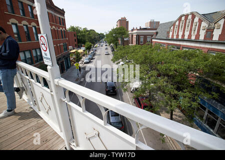 Blick auf die Straße unten nach unten von der blauen Linie L Bahnhof Damen Chicago IL USA suchen Stockfoto