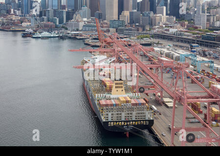 Luftbild des Containerschiffes MSC Asowschen Valetta, Malta im Industriegebiet von SoDo, Seattle, Washington State, USA Stockfoto