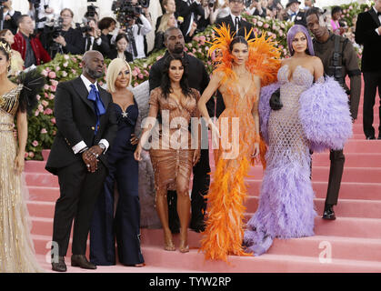 Corey Gamble, Kris Jenner, Kanye West, Kim Kardashian West, Kendall Jenner, Kylie Jenner und Travis Scott ankommen auf dem roten Teppich an der Metropolitan Museum der Kunst Kostüm Institut profitieren' Camp: Hinweise auf die Mode' im Metropolitan Museum der Kunst in New York City am 6. Mai 2019. Foto von John angelillo/UPI Stockfoto