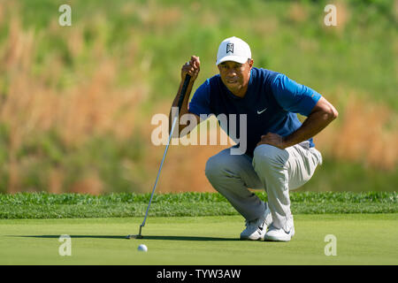 Tiger Woods richtet einen Schlag am 14. in der ersten Runde an der PGA Meisterschaft am schwarzen Kurs am Bethpage State Park in Farmingdale, New York am 16. Mai 2019. Foto von Corey Sipkin/UPI Stockfoto