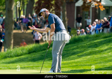 Jon Rahm von Spanien reagiert nach einem Schlag auf 14 in der zweiten Runde der PGA Championship am schwarzen Kurs am Bethpage State Park in Farmingdale, New York am 17. Mai 2019. Foto von Corey Sipkin/UPI Stockfoto