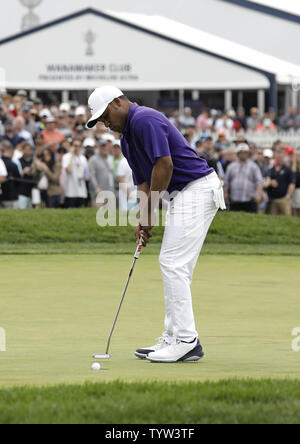 Harold Varner lll Schläge am ersten Loch in die letzte Runde der PGA Championship auf der schwarzen Kurs am Bethpage State Park in Farmingdale, New York am 19. Mai 2019. . Foto von Peter Foley/UPI Stockfoto